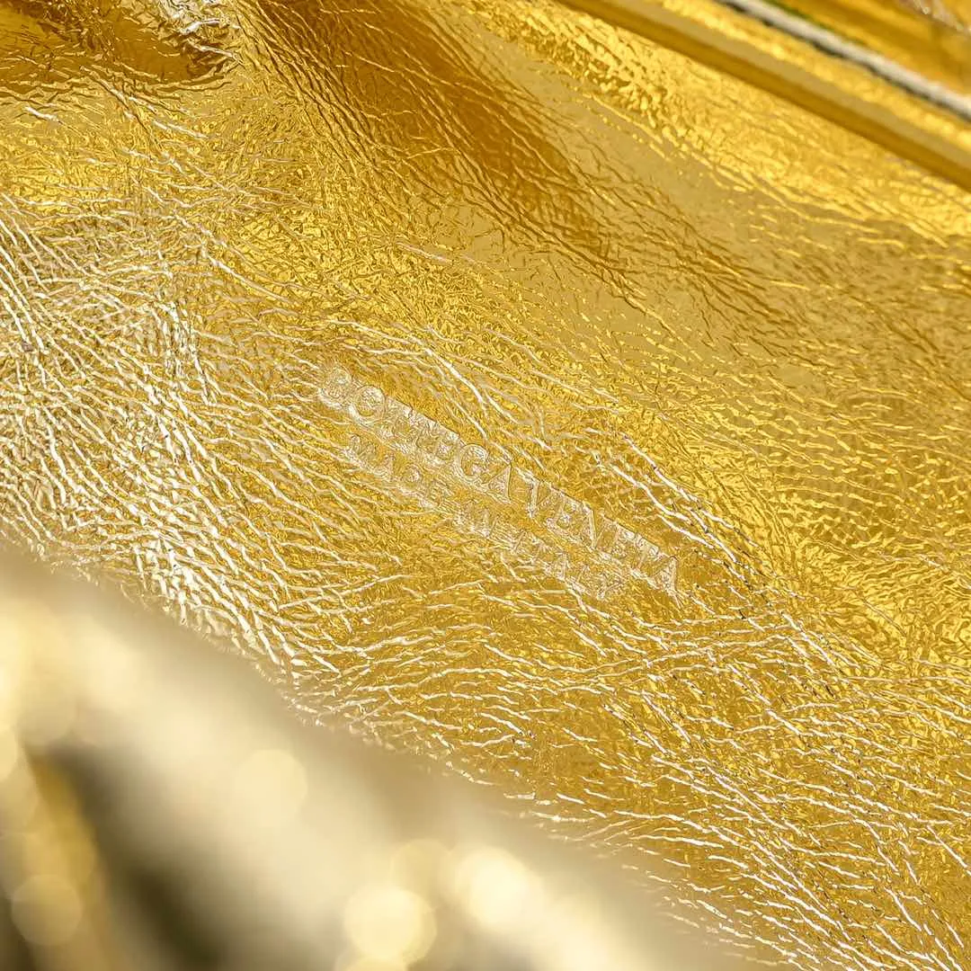 Batch 2260 Bitters Venetia 2024 summer series brings Lauren 1980 handbags back to the public eye. The design of the bag is inspired by ancient Roman architecture. It uses the brand's iconic Intrecciato lambskin woven bag body with a hard frame. No logo can be seen on the whole bag. It is equipped with a leather woven metal chain. When using it as a clutch, just put the chain directly in the bag ~ showing an elegant and timeless style. Decades later, when Lauren Hutton once again walked on the Bottega Venetia spring and summer show with this bag, the charm of the year still remains intact despite the passage of time. Size: 31.5*16.5*11 Style No.: 5807